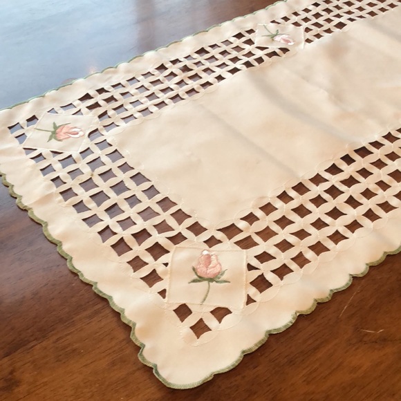Table Runner - Picture 2 of 8